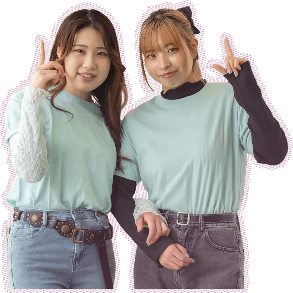 山野美容芸術短期大学オープンキャンパススタッフ2名がピースサインをしている