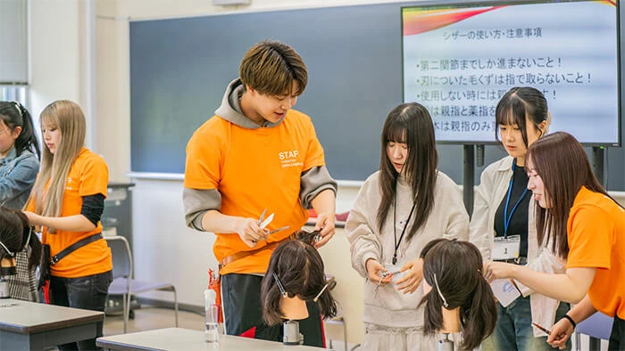 女性が山野美容芸術短期大学の模擬授業を受けている