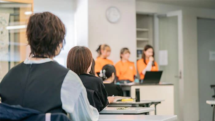 保護者が説明会を受けている。