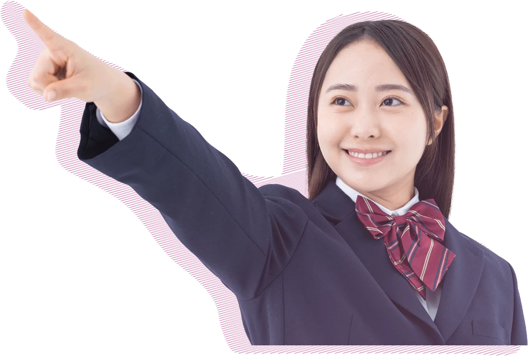 女性が笑顔で指差しをしている