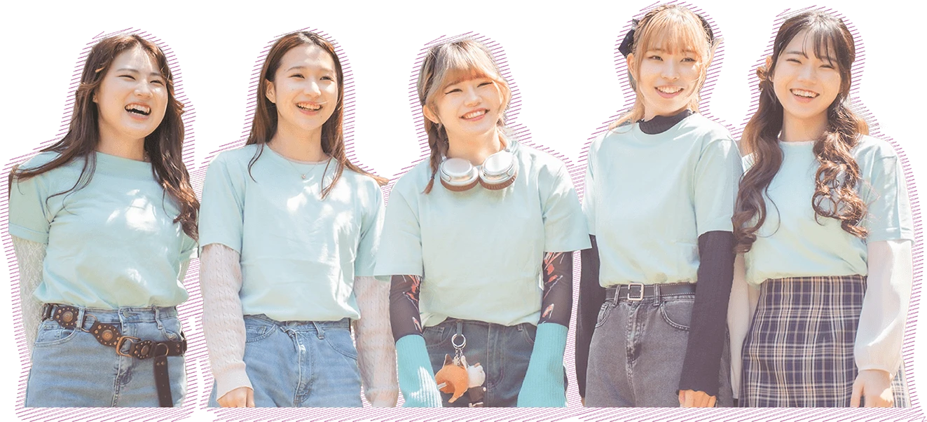 山野美容芸術短期大学のオープンキャンパススタッフ5人が並んで笑顔を向けている。